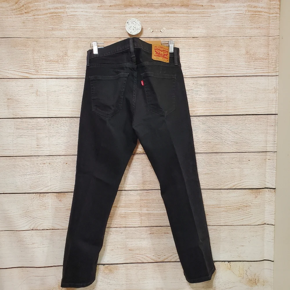 Levis textures free bundle